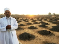 Mukaasir Maulaa reciting Faatehah of mumineen-muminaat in Jannat ul Baqee'